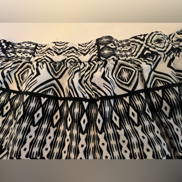 J CREW TROPEZ SHORTS. BLACK AND WHITE. SIZE 10 - Picture 2 of 5